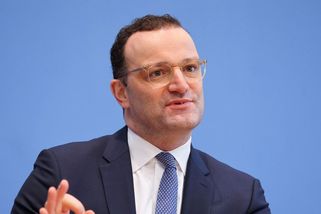 Člen německé CDU rezignoval poté, co se s manželem stal otcem dítěte od náhradní matky - Novinky